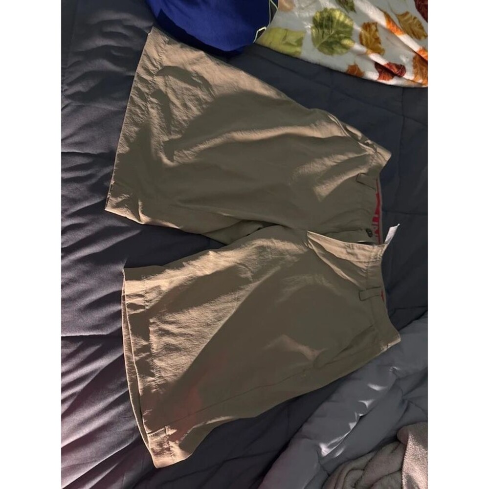 Men’s under Armour size 34 khaki shorts